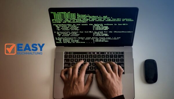 Hände tippen auf einem Laptop mit grünem Programmiercode auf schwarzem Bildschirm