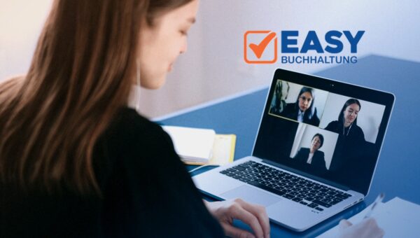 Frau nimmt an einem Video-Meeting mit drei Teilnehmerinnen teil – Easy Buchhaltung Logo oben rechts